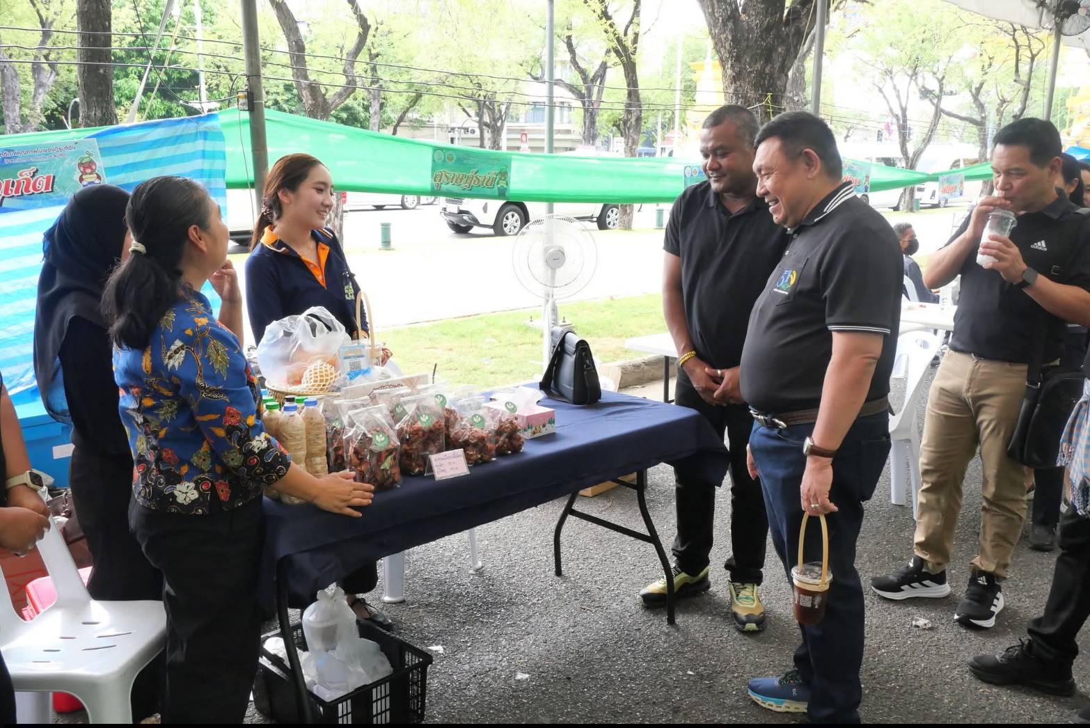 title - เลขาธิการ ส.ป.ก. เยี่ยมทักทายเกษตรกรและซื้อสินค้าในบรรยากาศวันสุดท้ายของการออกร้านขายสินค้า จากเขตปฏิรูปที่ดิน ส่งท้ายงานครบรอบ 51 ปี ส.ป.ก. ณ สำนักงานการปฏิรูปที่ดินเพื่อเกษตรกรรม